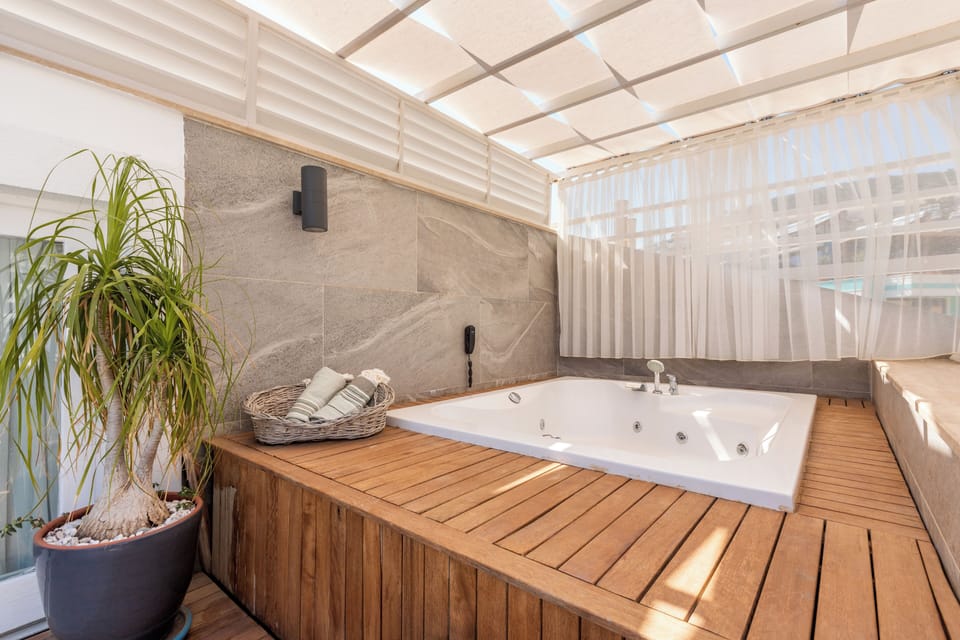 Penthouse Room, Jetted Tub, Sea View | Jetted tub
