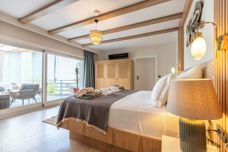 Deluxe Double Room, 1 Queen Bed, Jetted Tub, Courtyard View | Egyptian cotton sheets, premium bedding, down comforters