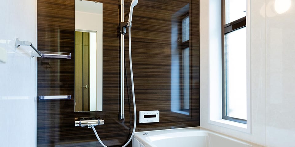 House | Bathroom | Separate tub and shower, free toiletries, hair dryer, slippers