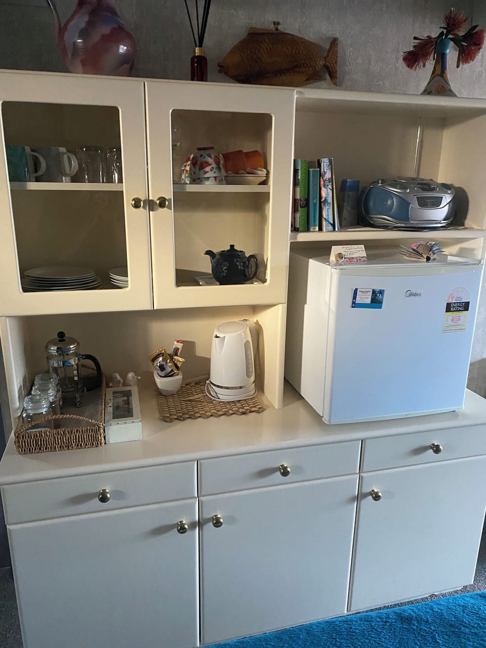 Tea/coffee and small fridge.
Microwave & toaster .