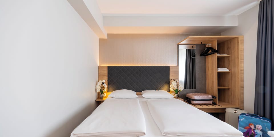 Comfort Triple Room | Hypo-allergenic bedding, individually decorated, desk, blackout drapes