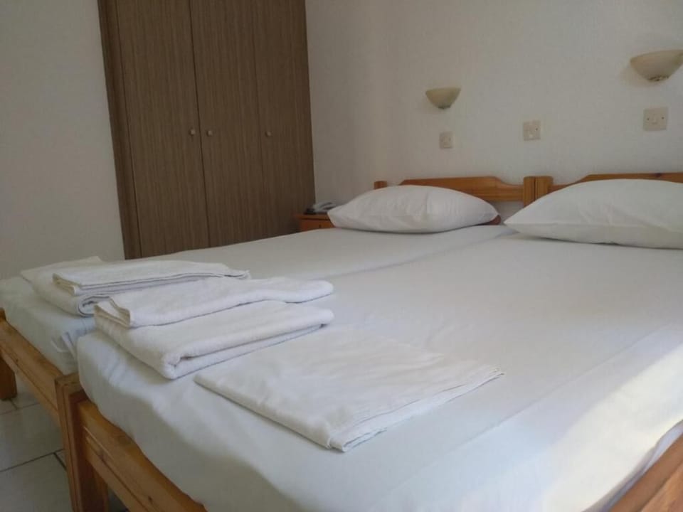 1 bedroom, in-room safe, soundproofing, free cribs/infant beds