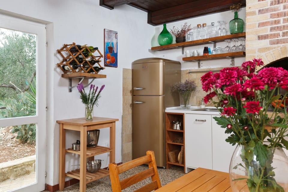 Fridge, stovetop, coffee/tea maker, highchair