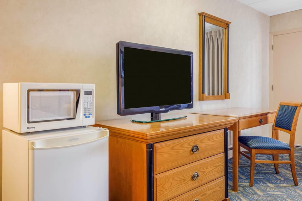 Double Room, 2 Double Beds | In-room safe, desk, iron/ironing board, free cribs/infant beds