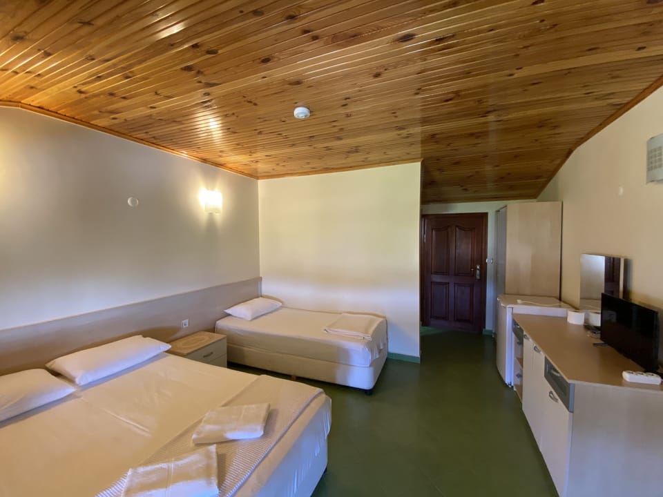 Quadruple Room | Desk, bed sheets
