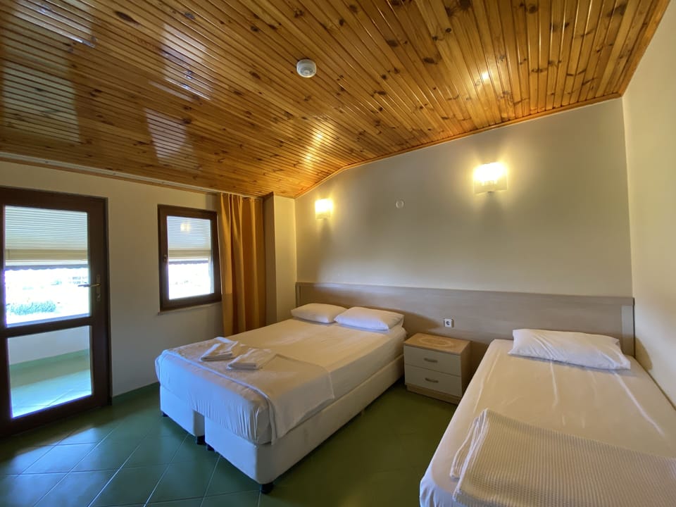 Quadruple Room | Desk, bed sheets
