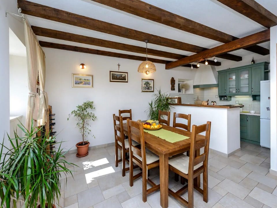 House (Three Bedroom Holiday Home) | In-room dining