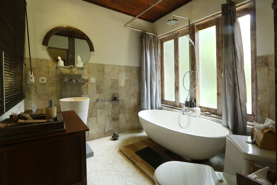 Junior Suite | Bathroom | Free toiletries, hair dryer, bathrobes, towels