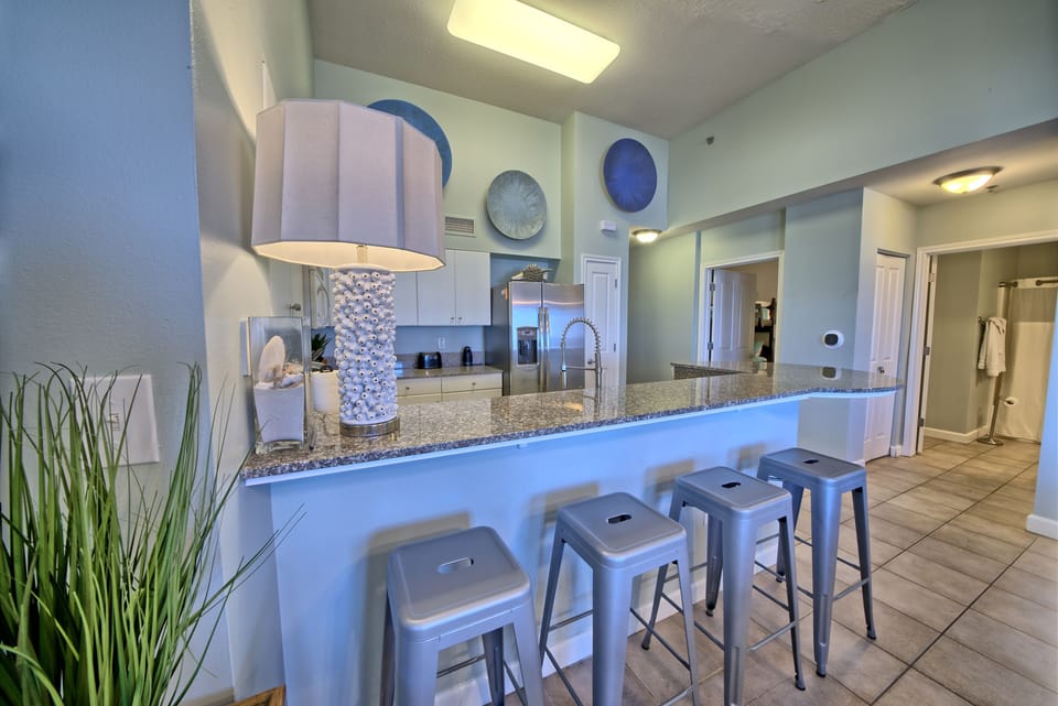 👨‍👩‍👧‍👦 The best family vacations happen around shared meals. This oversized breakfast bar offers the perfect spot for planning beach days, enjoying takeout after sunset, or gathering for one more laugh before calling it a night. 🏖️🌴☀️
