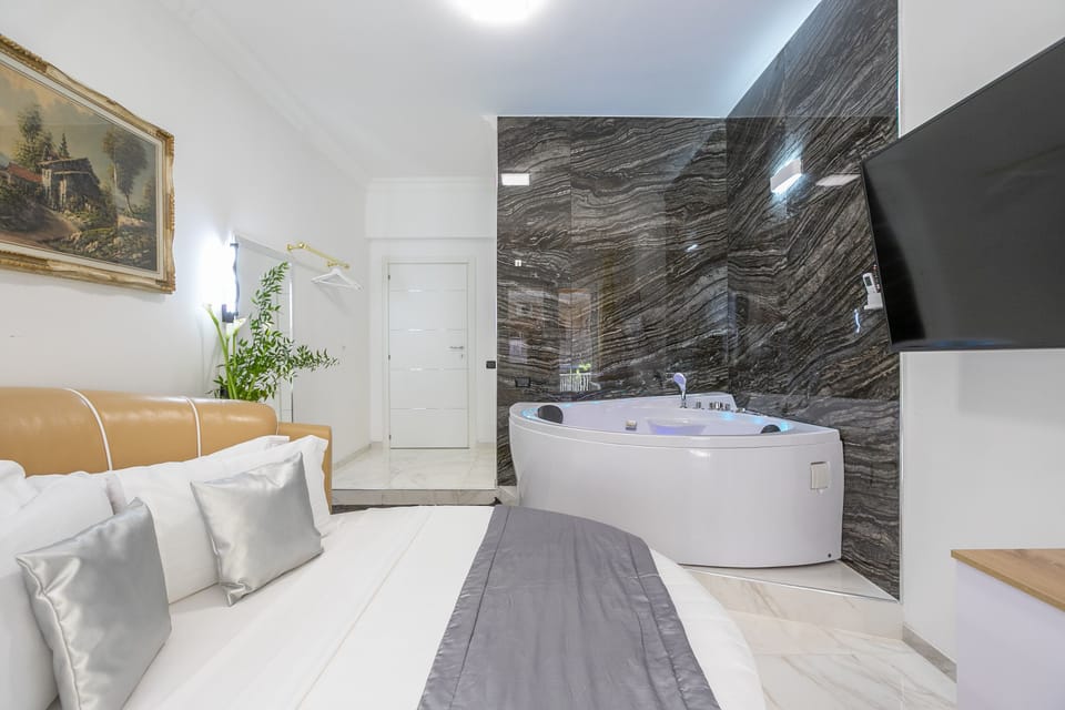 Honeymoon Suite | Minibar, individually decorated, desk, soundproofing