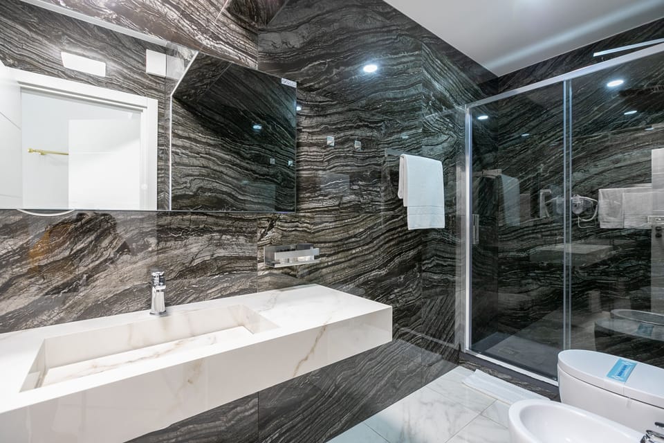 Honeymoon Suite | Bathroom shower