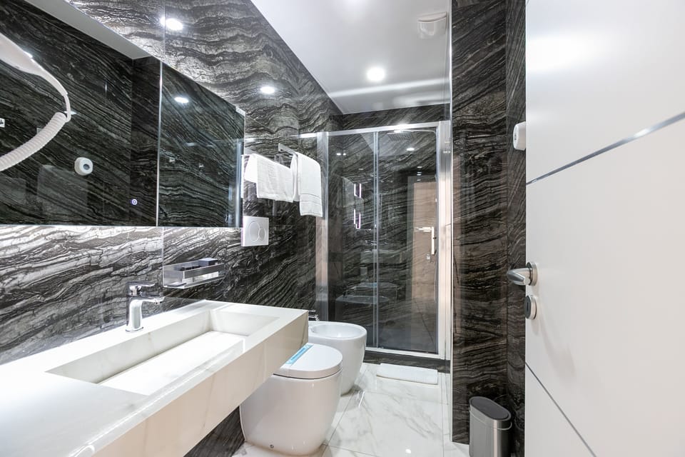 Honeymoon Suite | Bathroom amenities | Separate tub and shower, jetted tub, hydromassage showerhead