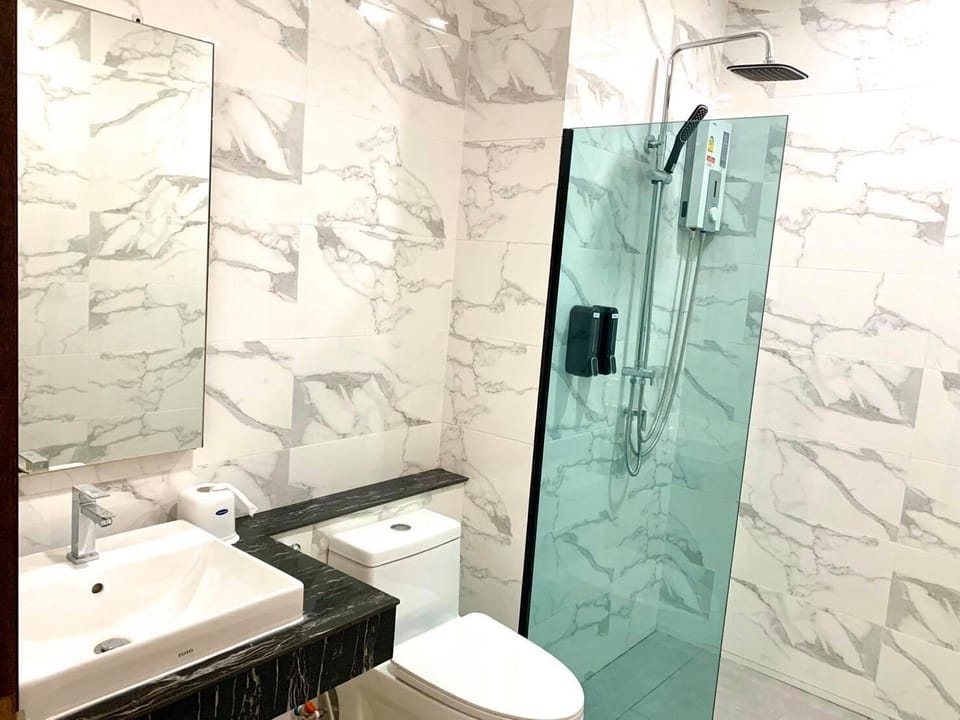 Standard Room | Bathroom | Shower, free toiletries, hair dryer, towels