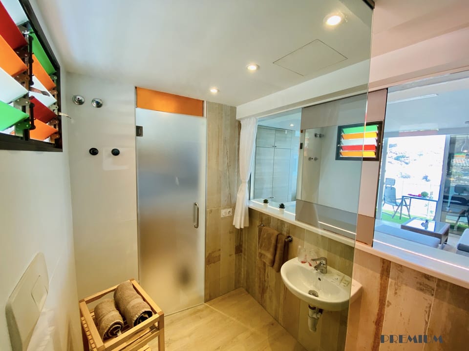 Premium Studio, Sea View | Bathroom | Shower, towels
