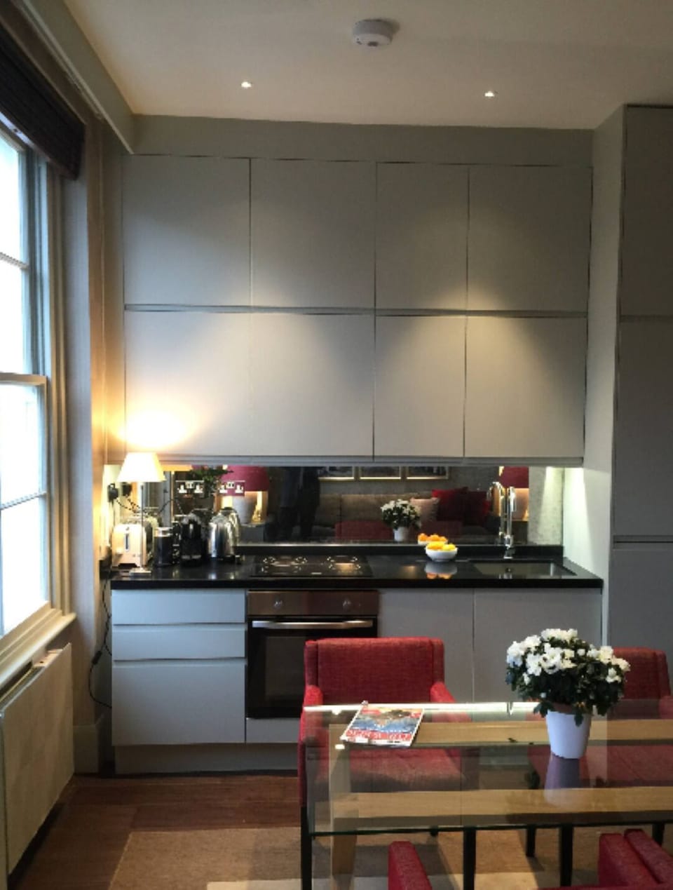 Well fitted kitchen with granite work surface 