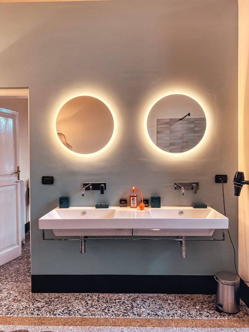 Comfort Suite, Sea View | Bathroom | Shower, free toiletries, hair dryer, bathrobes