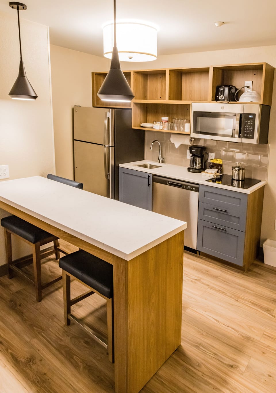 Full-size fridge, microwave, stovetop, dishwasher