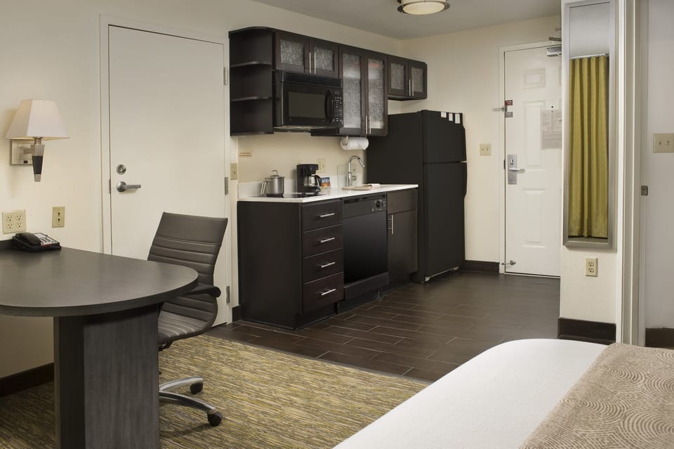 Full-size fridge, microwave, stovetop, dishwasher