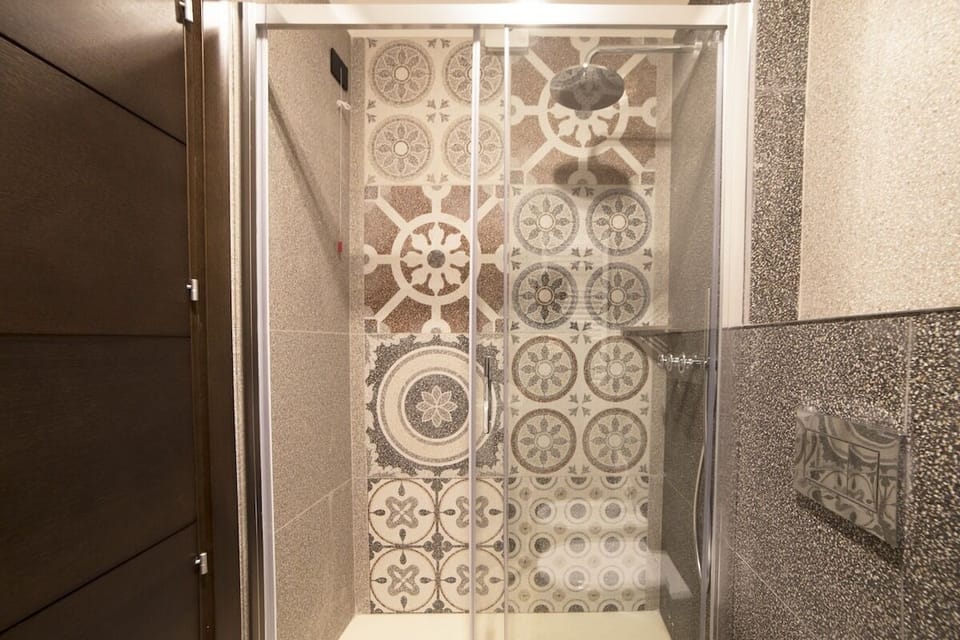 Single Room | Bathroom shower