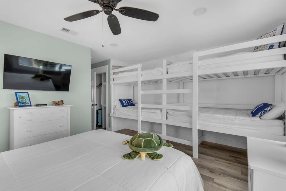 Bunkroom Retreat: Queen bed and four bunks, perfect for family adventures!