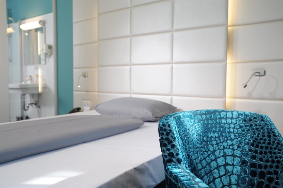 1 bedroom, premium bedding, desk, laptop workspace