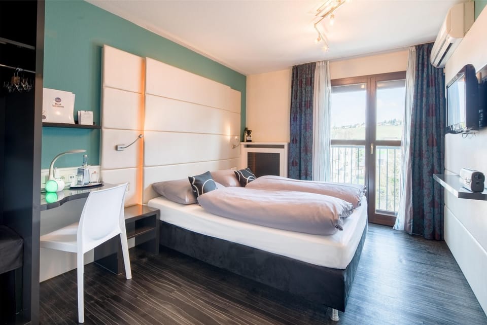 1 bedroom, premium bedding, desk, laptop workspace