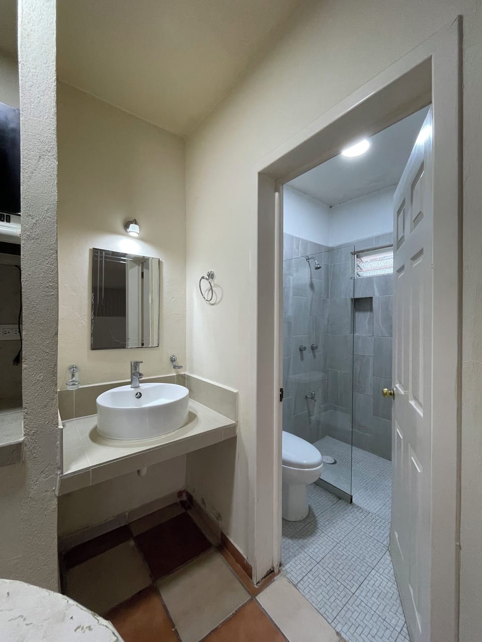 Standard Room, 1 Double Bed, Ensuite, Garden View | Bathroom | Shower, towels, soap, toilet paper