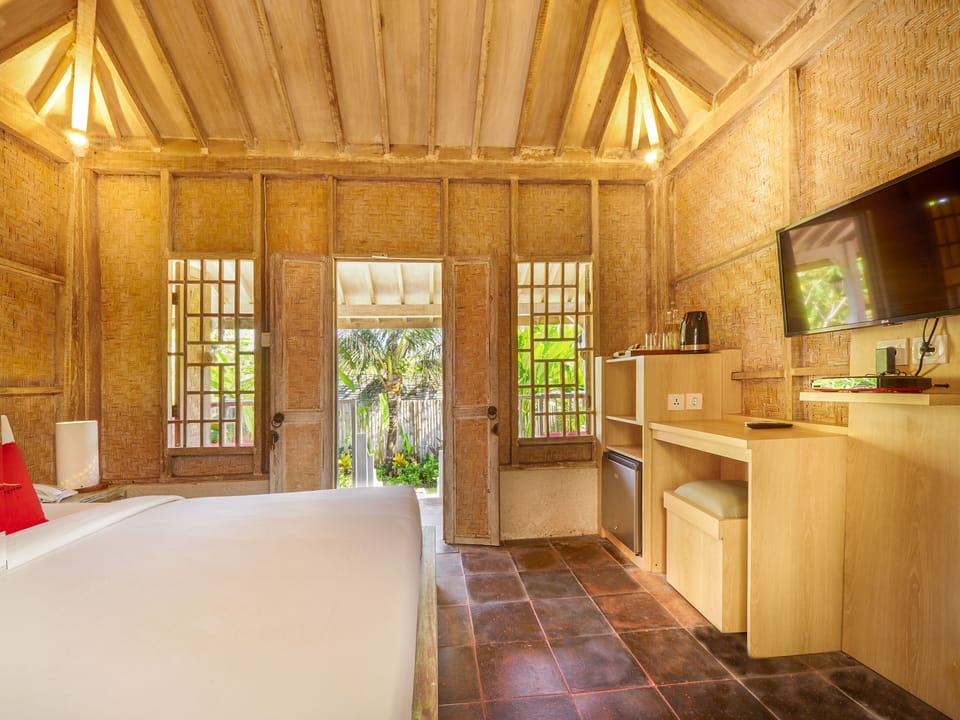 Classic Room, 1 Queen Bed, Balcony | Premium bedding, in-room safe, individually furnished