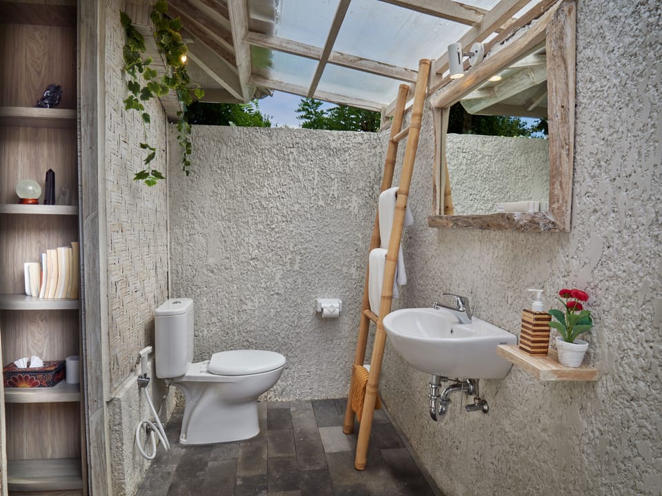 Classic Room, 1 Queen Bed, Balcony | Bathroom | Free toiletries, hair dryer, towels, soap