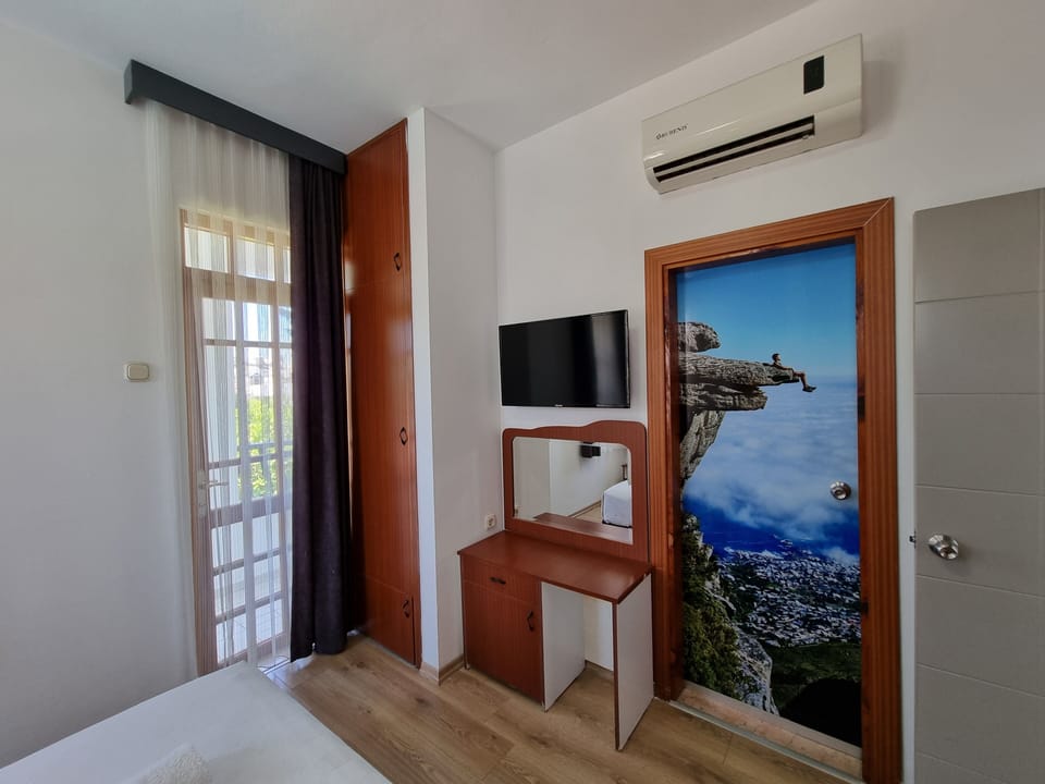 Standard Room, 1 Double Bed | Desk, WiFi (free), bed sheets