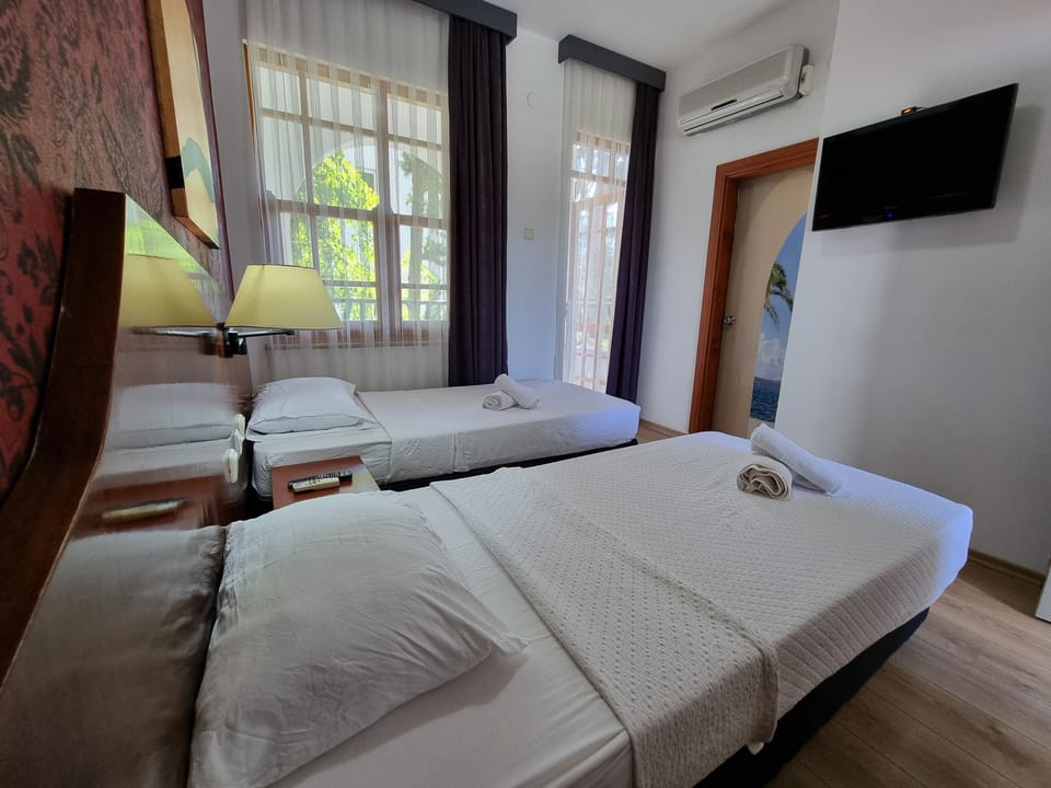 Standard Twin Room | Desk, WiFi (free), bed sheets