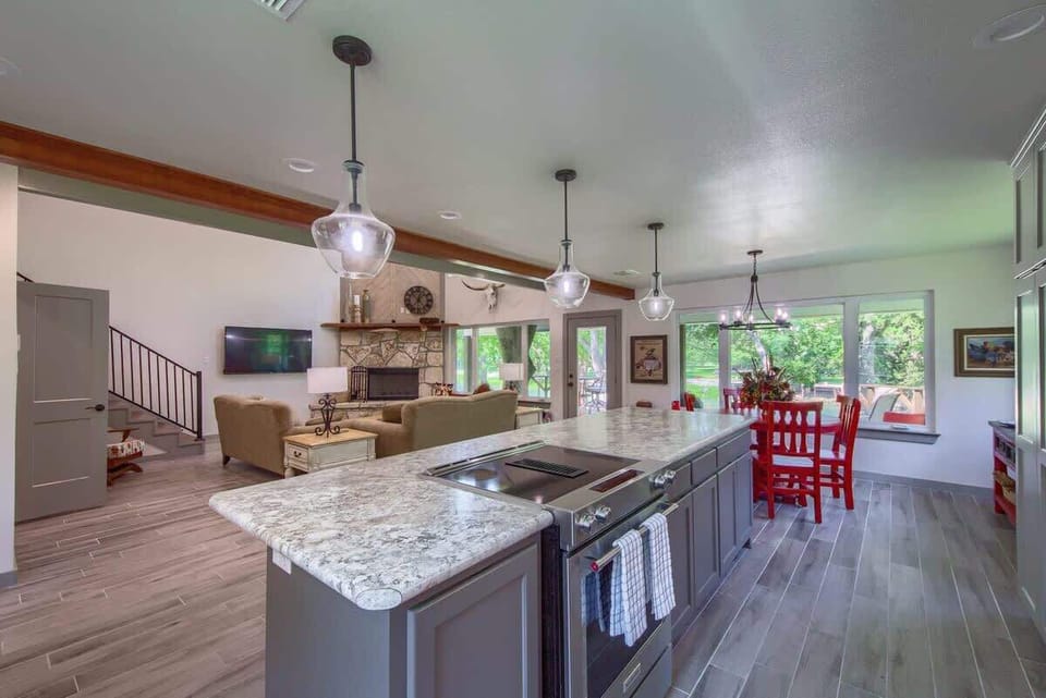 Enjoy entertaining guests with this lovely fully equipped kitchen!