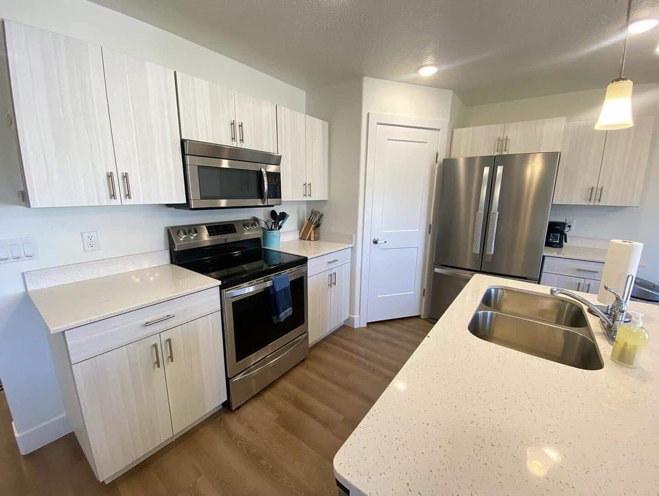 Cook with confidence in the modern, fully-equipped kitchen.