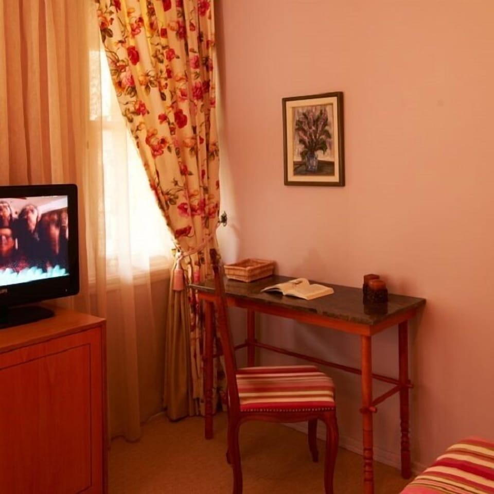 Economy Double Room | Living area | LCD TV
