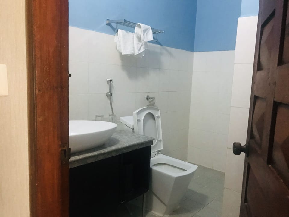 Comfort Room | Bathroom | Shower, free toiletries, hair dryer, towels