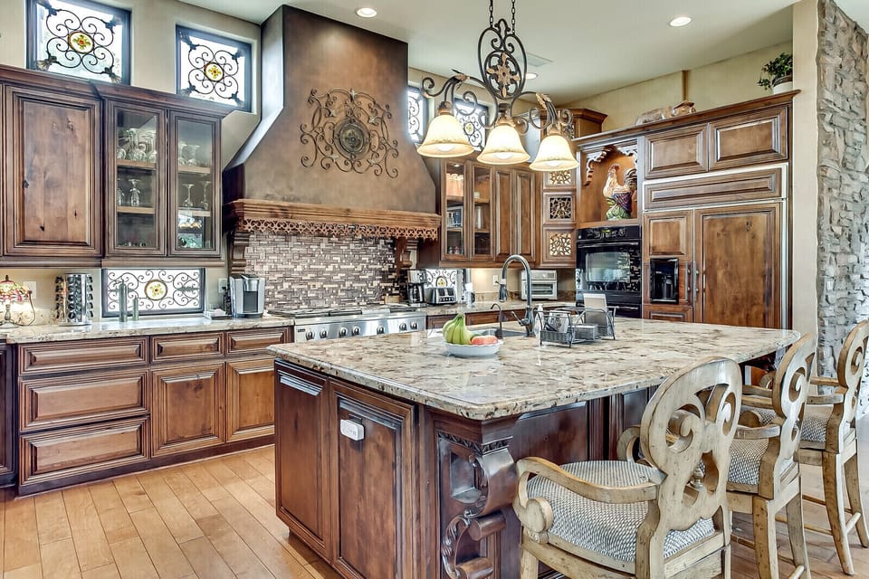 Kitchen with Breakfast Bar