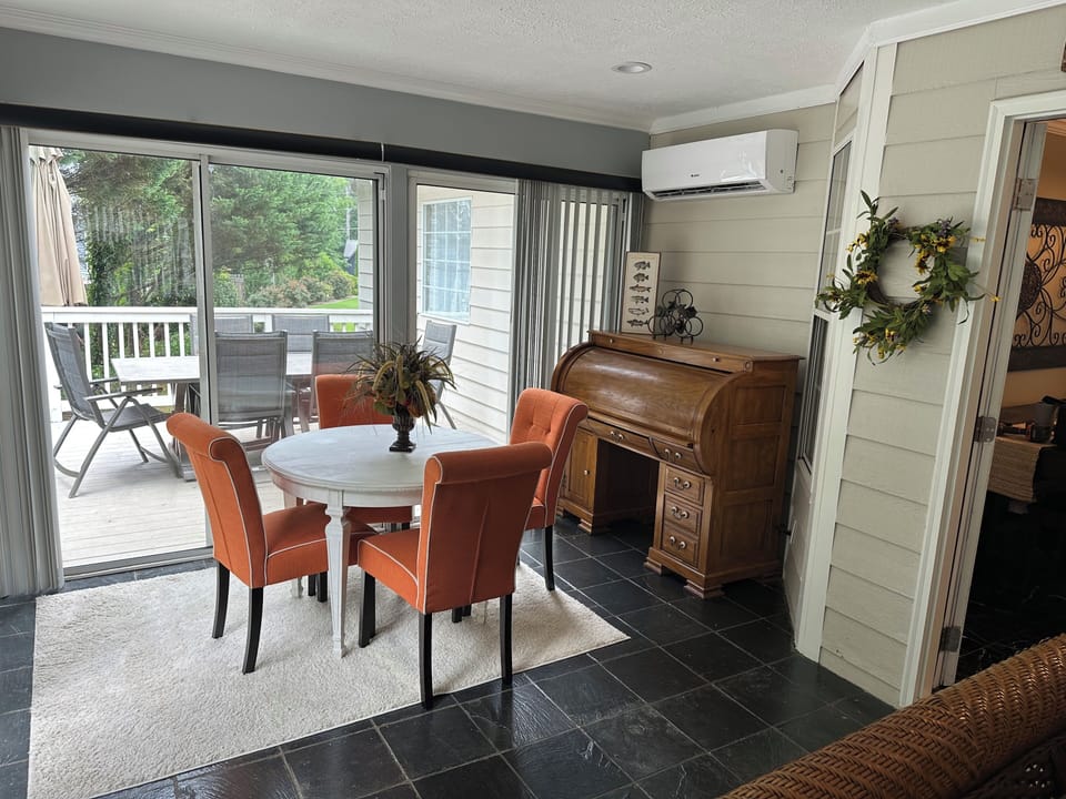 Breakfast nook seats 4