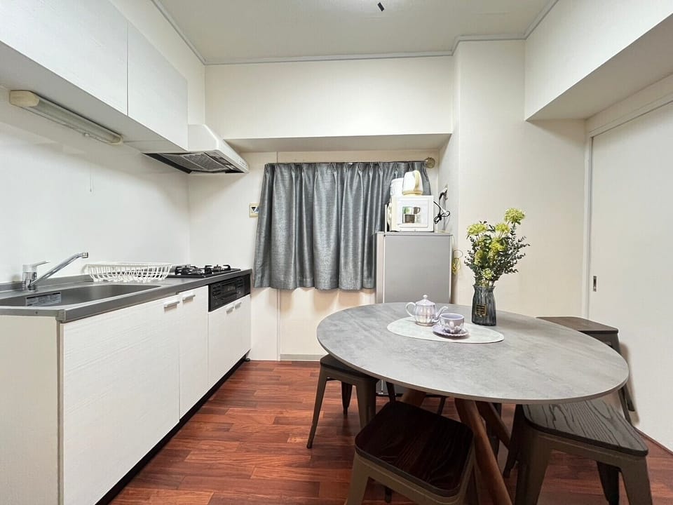TOBU HIGHLINE DAIMON | Private kitchen | Fridge, stovetop, electric kettle, cookware/dishes/utensils