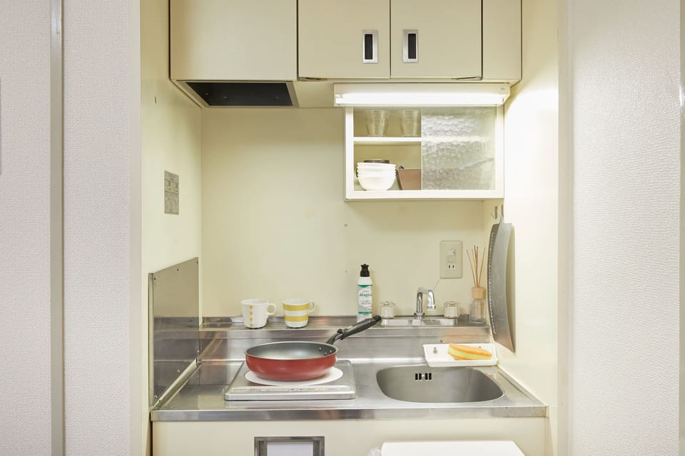 DAINES-I SHIBUYA 405 | Private kitchen | Fridge, microwave, stovetop, electric kettle