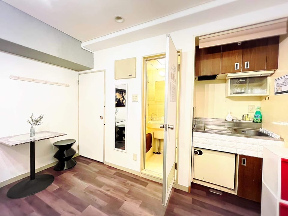 DAINES-I SHIBUYA 405 | Private kitchen | Fridge, microwave, stovetop, electric kettle