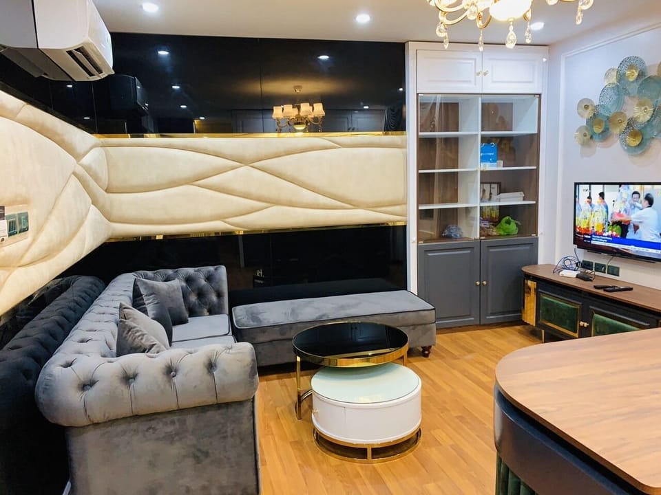 Studio Suite | Living area | 32-inch flat-screen TV with cable channels, TV
