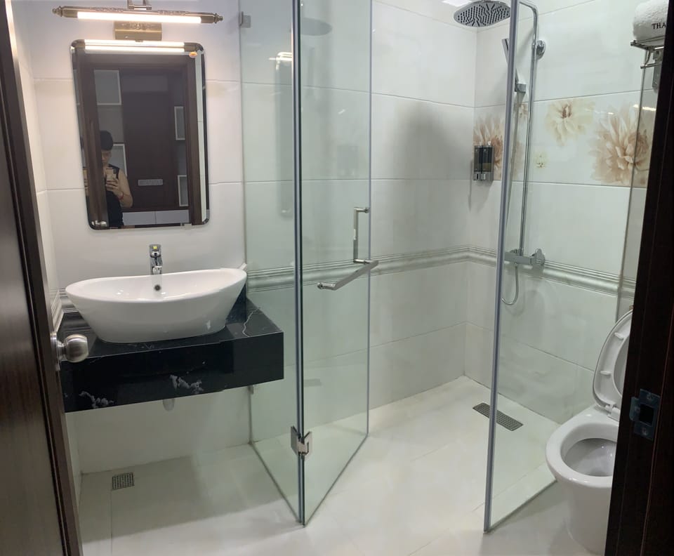 Twin Room | Bathroom | Shower, free toiletries, hair dryer, bathrobes