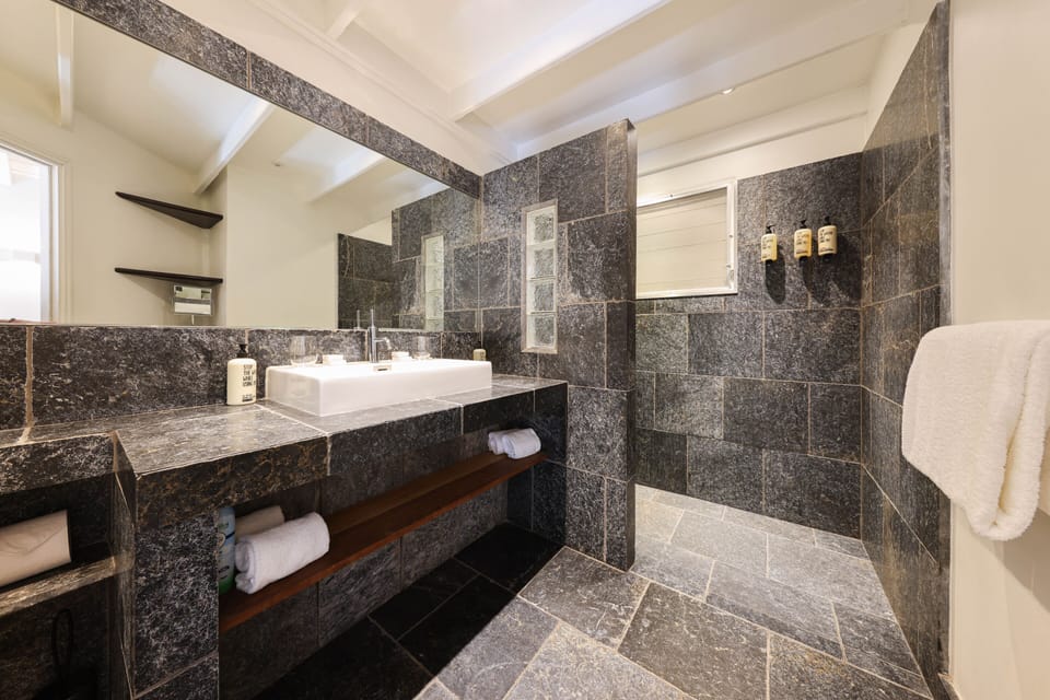 Superior Room, Garden View | Bathroom | Shower, rainfall showerhead, free toiletries, hair dryer