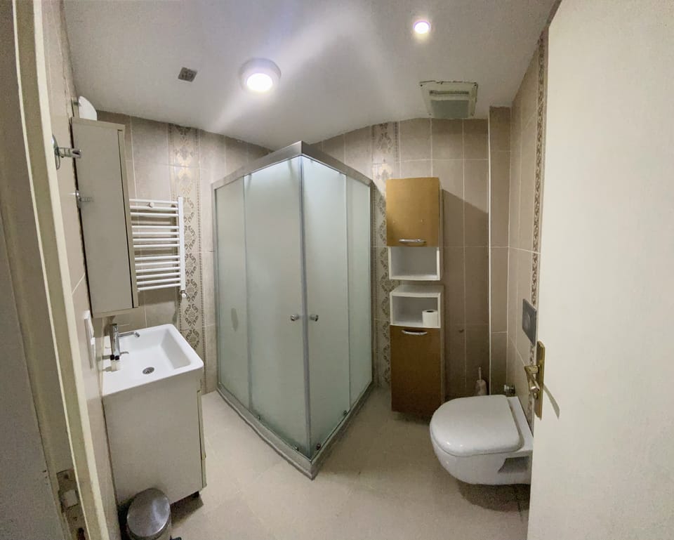 Family Room | Bathroom | Shower, free toiletries, hair dryer, slippers