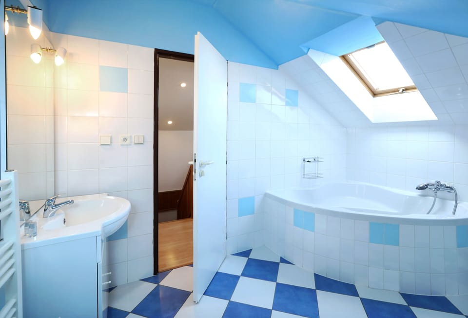 Quadruple Room (attic) | Bathroom | Free toiletries, hair dryer, towels, soap