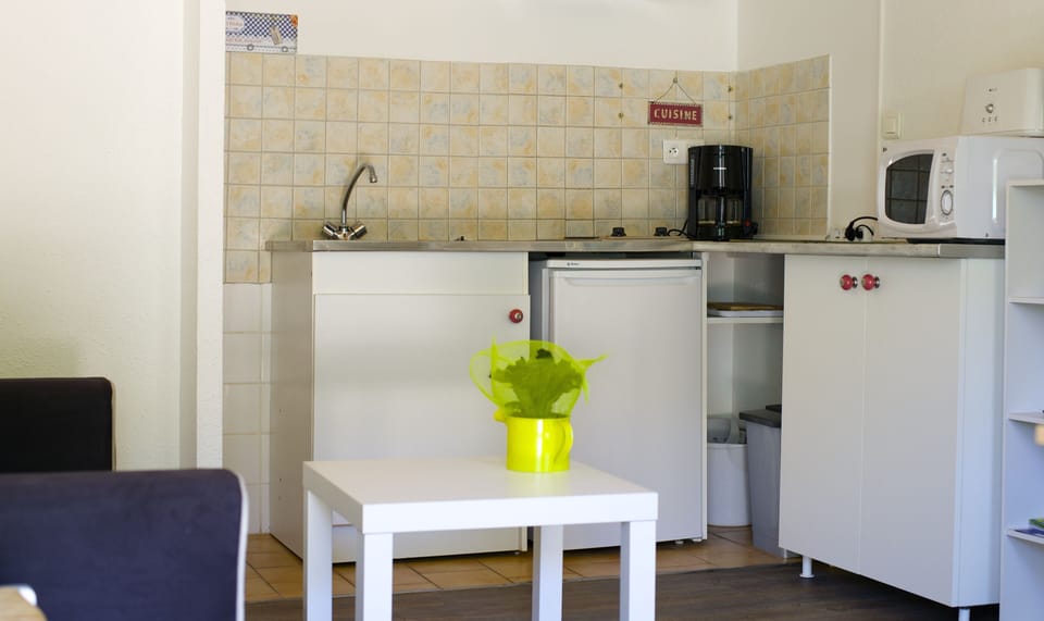 Coffee/tea maker, fridge, microwave, stovetop