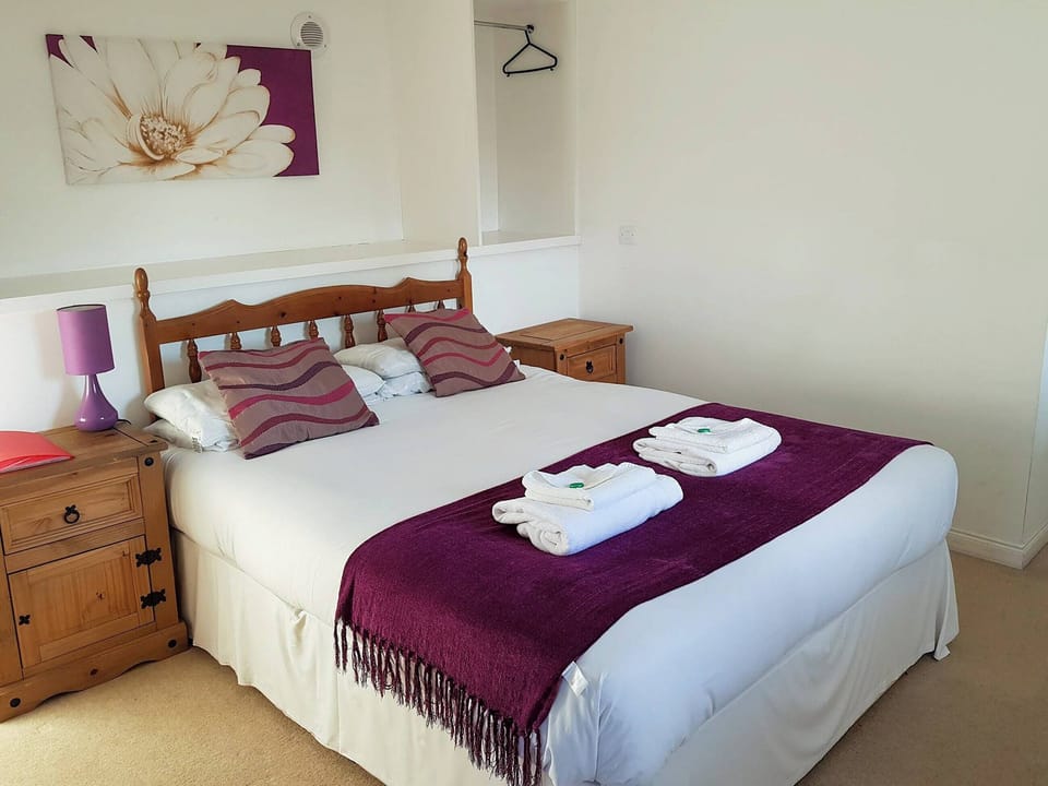 Bedroom | The Dolphin - Black Isle Holiday Apartments, Avoch