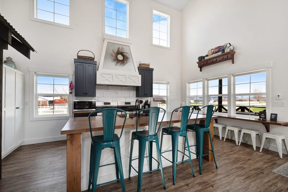 Cedar Farmhouse-Kitchen Bar seats 4 (Main Floor SE)