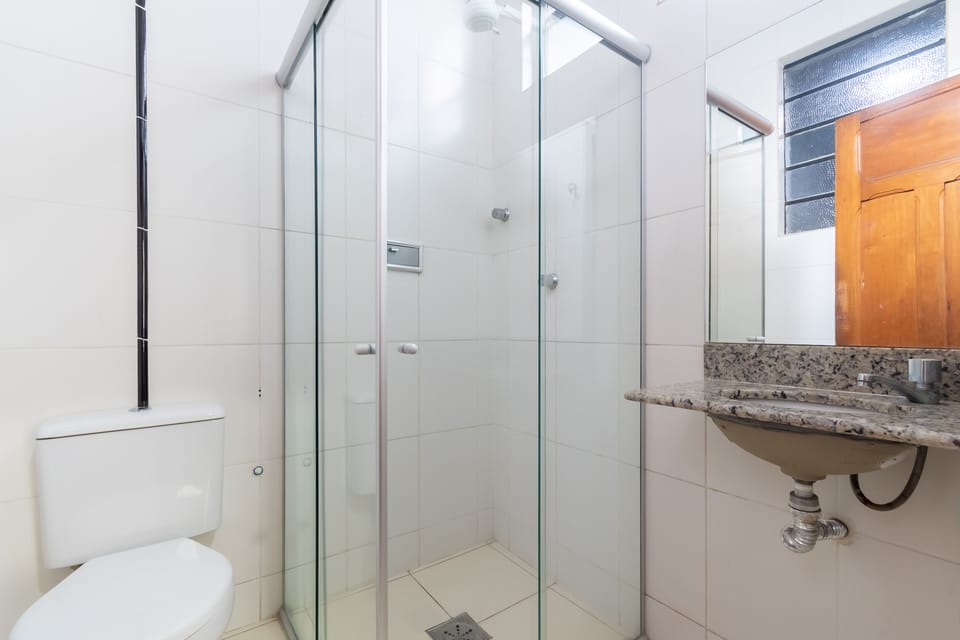 Twin Room | Bathroom | Shower, free toiletries, towels, toilet paper