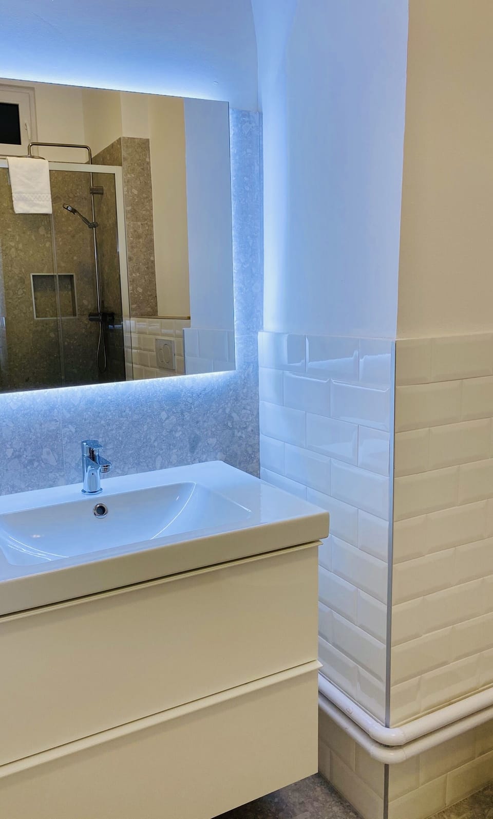 Deluxe Room | Bathroom sink